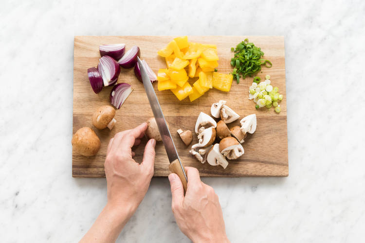 Braune Champignons je nach Größe halbieren oder vierteln