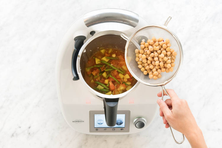 Kichererbsen in den Mixtopf zugeben