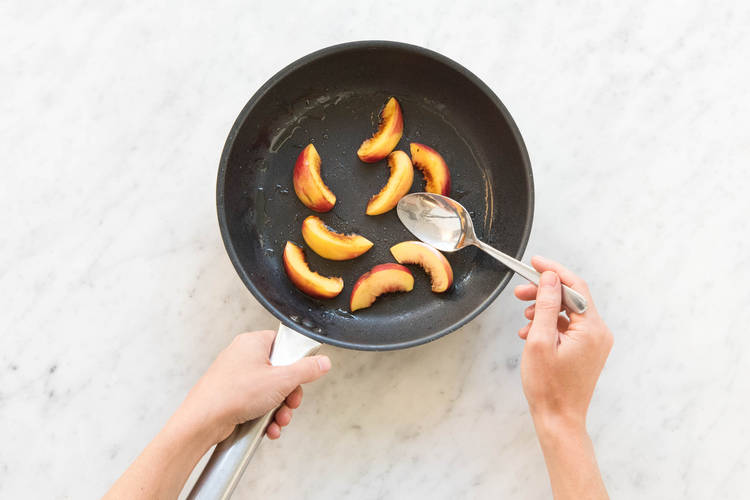 Tipp: Besonder lecker schmecken die Nektarinenachtel, wenn Du sie kurz in einer Pfanne mit etwas Olivenöl anbrätst.