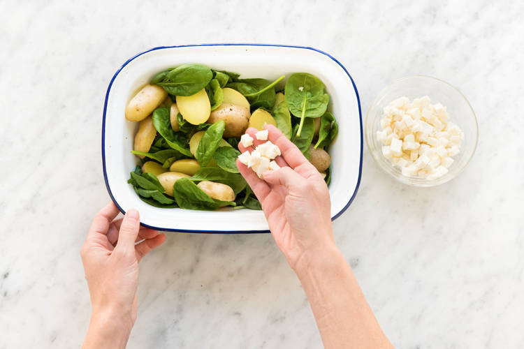 Mit Mozzarella bestreuen