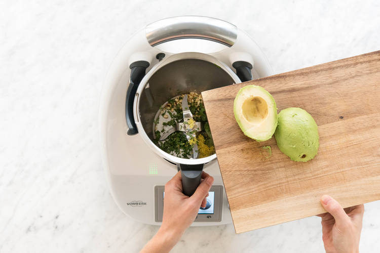 Avocadofruchtfleisch dazugeben