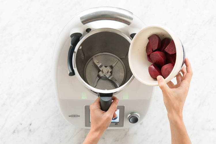 Rote-Bete-Stücke in den Mixtopf geben