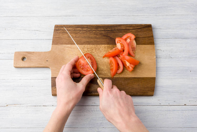 Tomaten in Spalten schneiden