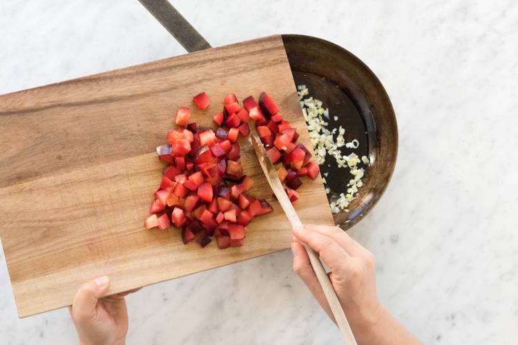 Karotten mit einem Sparschäler längs in feine Streifen schneiden