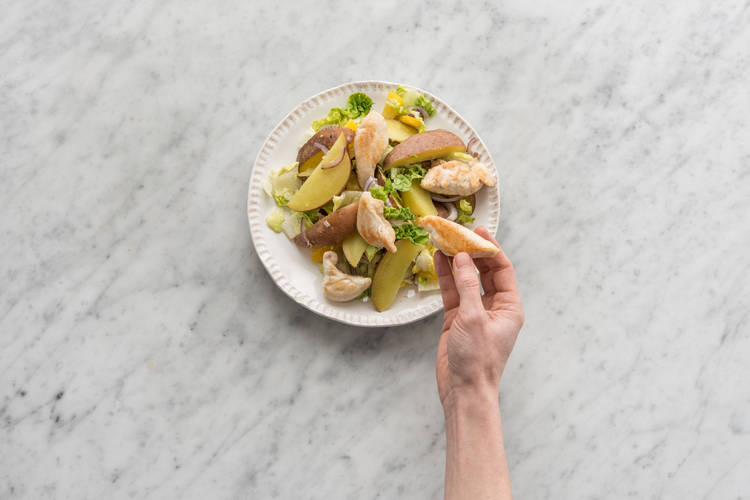 Déposer les filets de poulet sur la salade