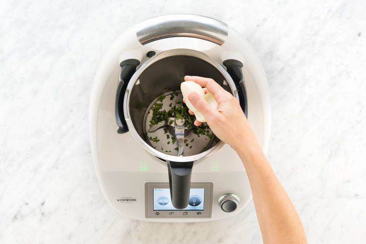 Zwiebelhälften zugeben