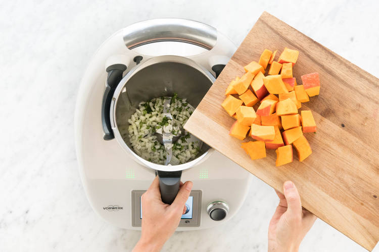 Kürbiswürfel dazugeben