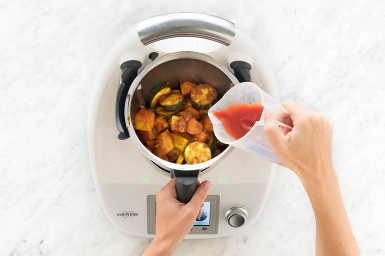 Passierte Tomaten zugeben