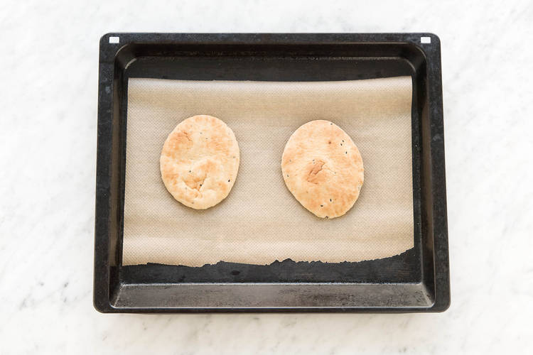 Naan-Brote aufbacken.