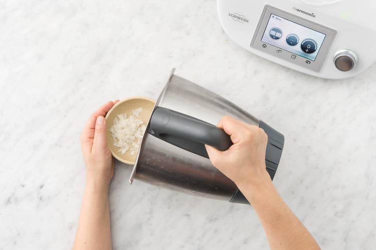 Pecorino im Mixtopf zerkleinern