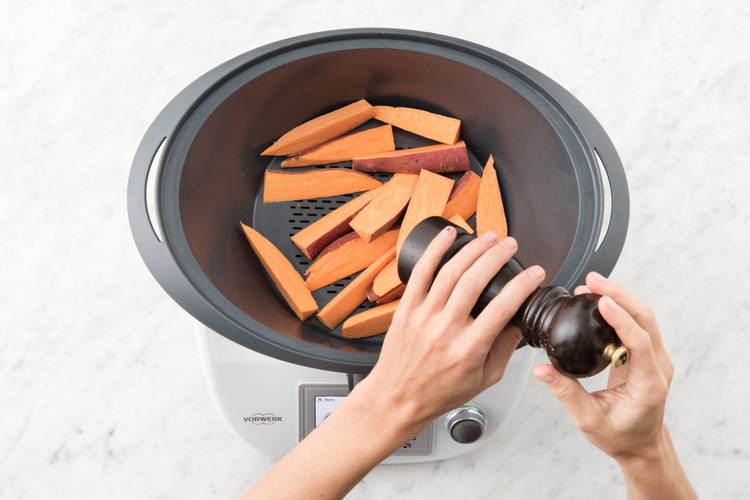 Süßkartoffelspalten würzen