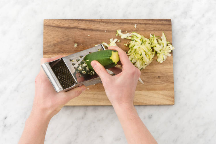 Zucchini grob reiben