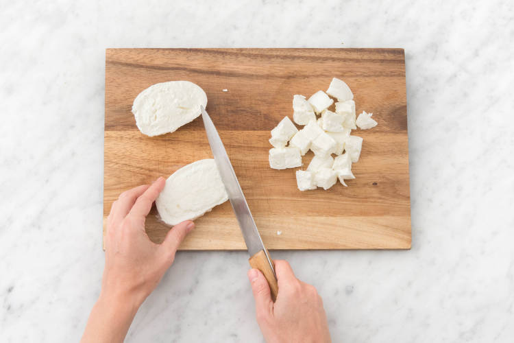 Büffelmozzarella in Würfel schneiden