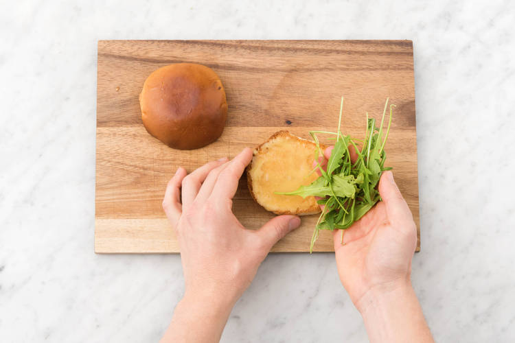 Mit Rucola belegen