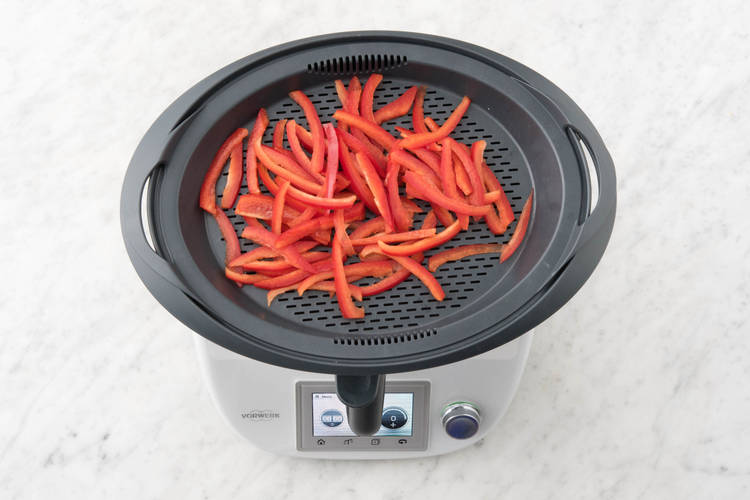 Varoma Einlegeboden einsetzen, Paprikastreifen darin verteilen