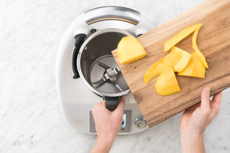 Mangostücke in den Mixtopf geben