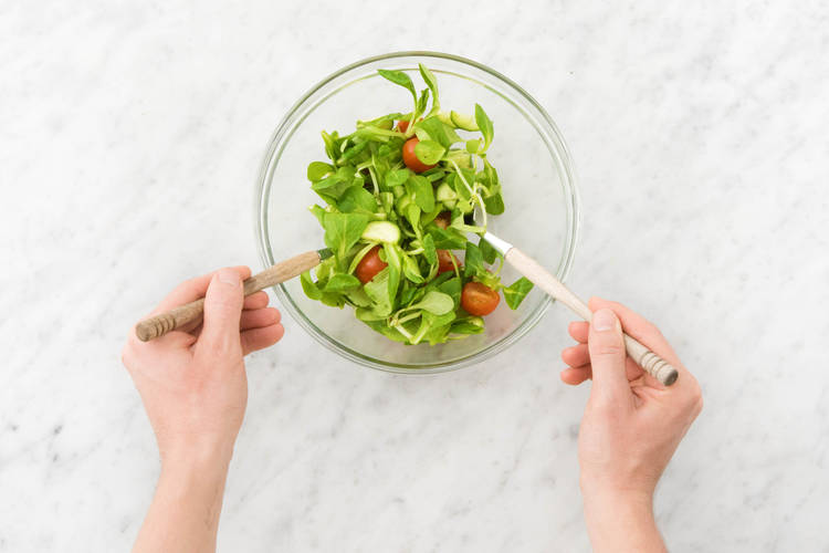 Salat  mit dem Dressing vermengen