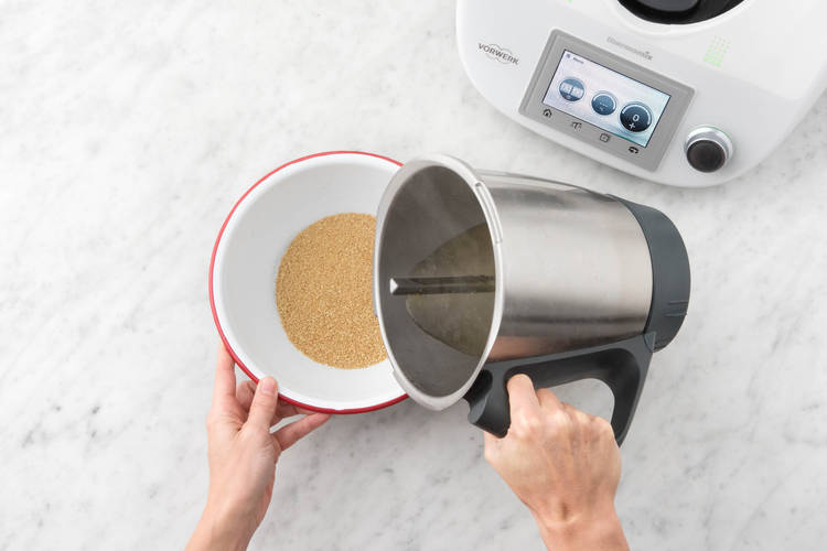 Heiße Flüssigkeit über den Couscous gießen