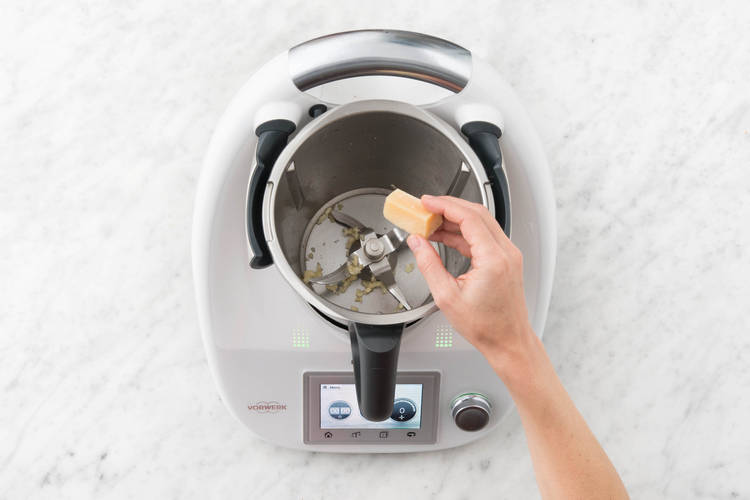 Parmesan in den Mixtopf geben