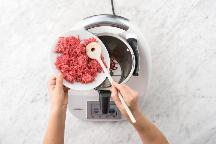 Rinderhackfleisch hinzugeben