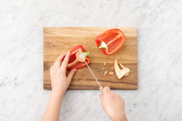 Paprika halbieren und Kerngehäuse entfernen