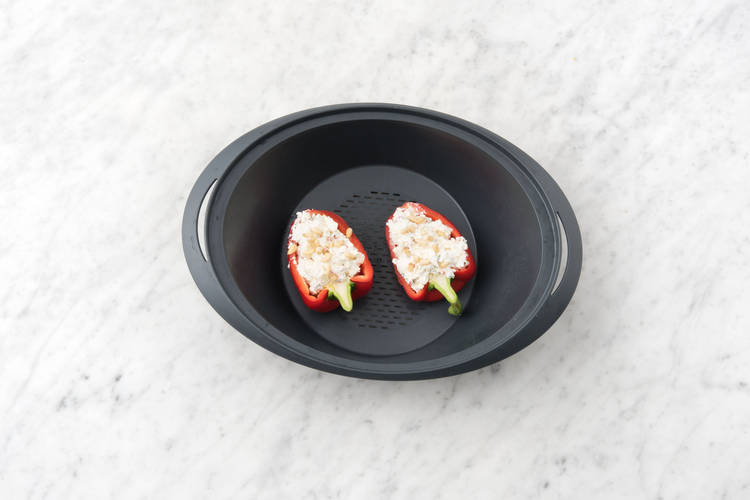 Gefüllte Paprika in den Varoma-Behälter stellen