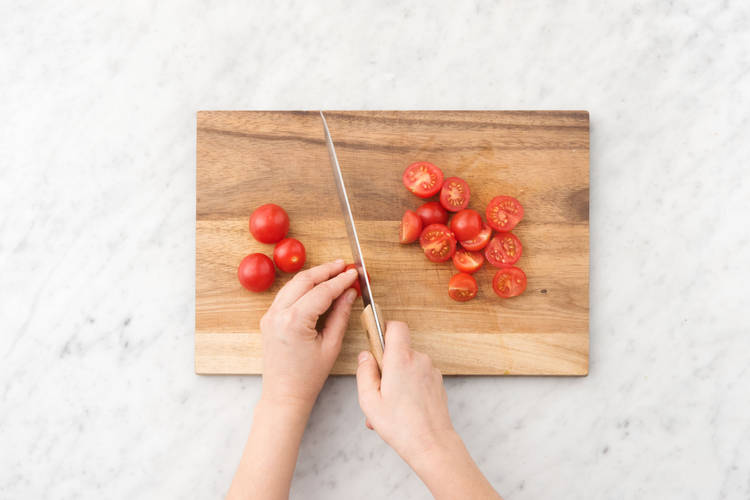 Kirschtomaten halbieren