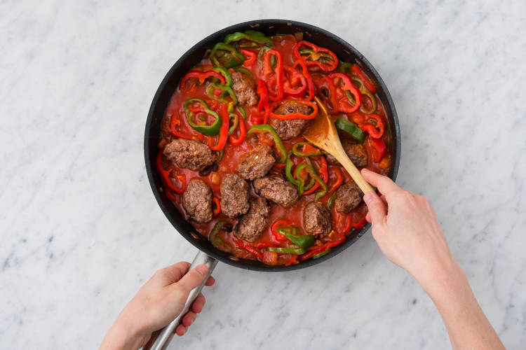 Leg de köfte terug in de pan en laat zachtjes koken