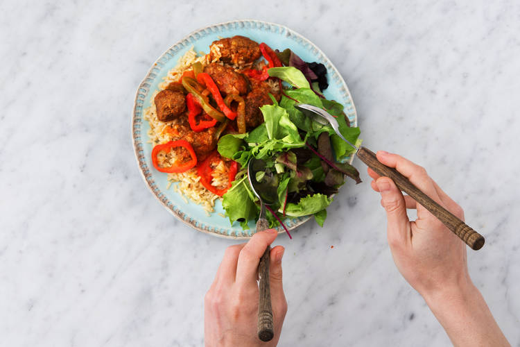 Serveer met de salade