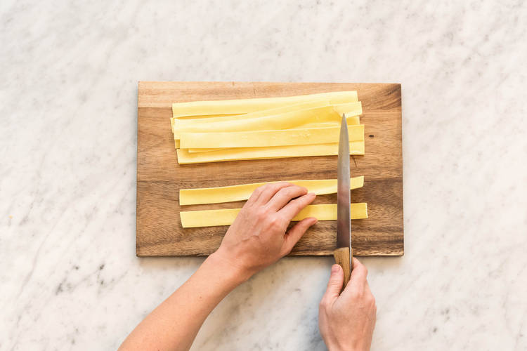 Pappardelle breite Streifen schneiden