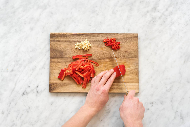 Paprika in Streifen schneiden