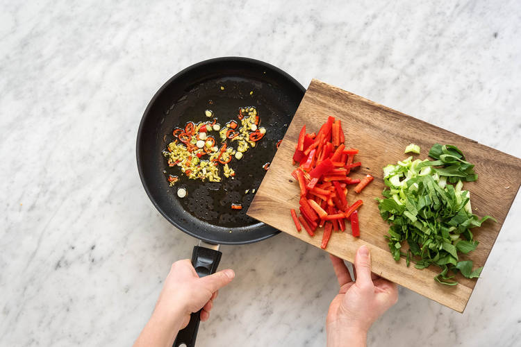 Paprika- und Pak-Choi-Streifen scharf anbraten