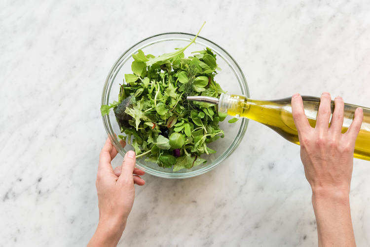 Olivenöl zum Wildkräutersalat geben