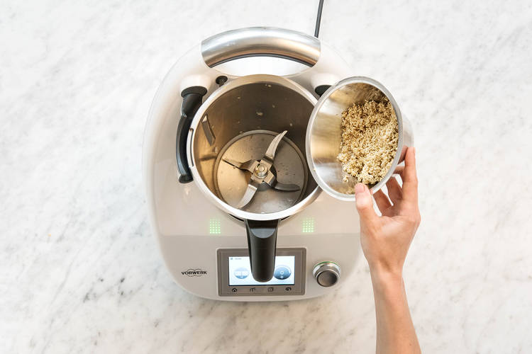 Quinoa in den Mixtopf geben