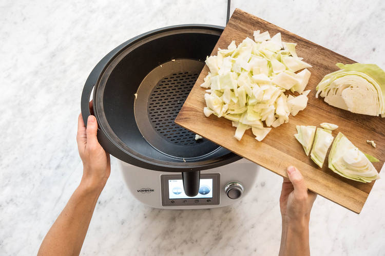 Weißkohlrauten in den Varoma-Behälter geben