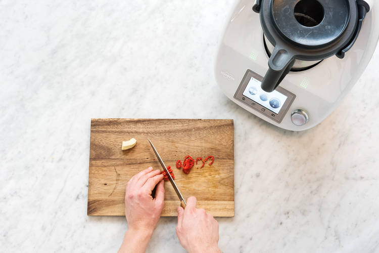 Chili in Ringe schneiden