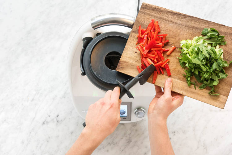 Paprika- und Pak-Choi-Streifen zugeben