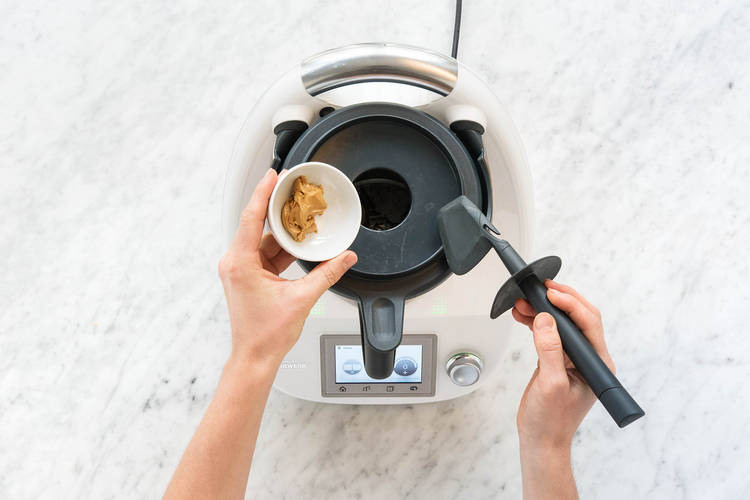 Erdnussbutter zugeben