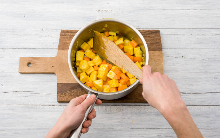 Ajoutez le panais, la carotte et le curcuma