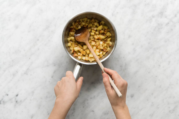 Bratapfelsoße einmal aufkochen lassen und so andicken lassen