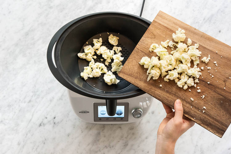 Blumenkohlröschen im Varoma-Behälter verteilen