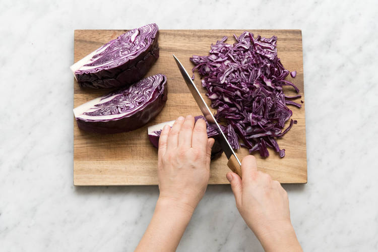 Rotkohl in feine Streifen schneiden