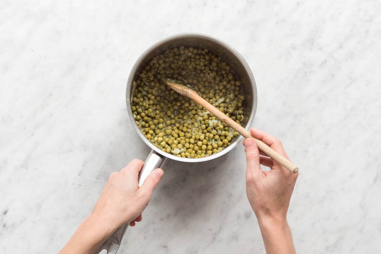 Erbsen-Gemüse köcheln lassen