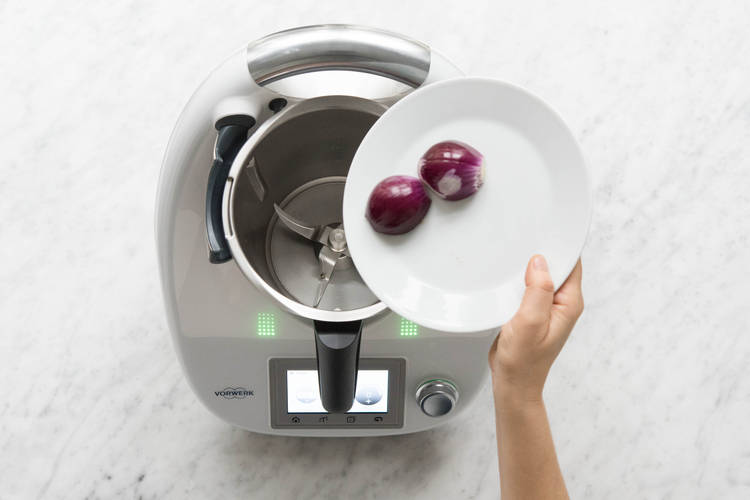 Zwiebelhälften in den Mixtopf geben