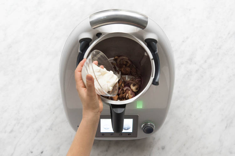 Crème fraîche in den Mixtopf geben