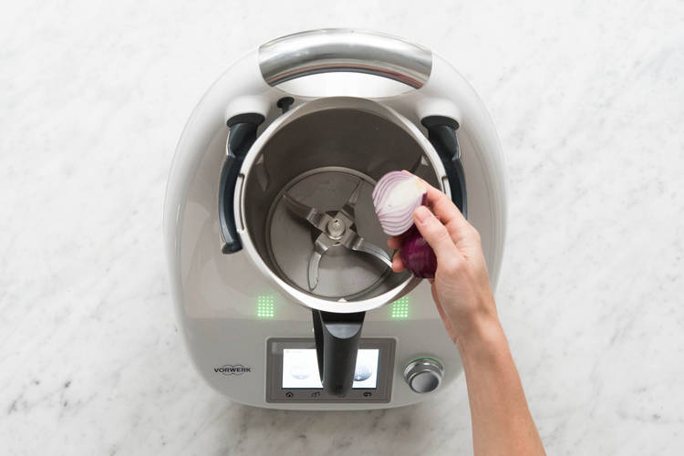 Zwiebelhälften in den Mixtopf geben