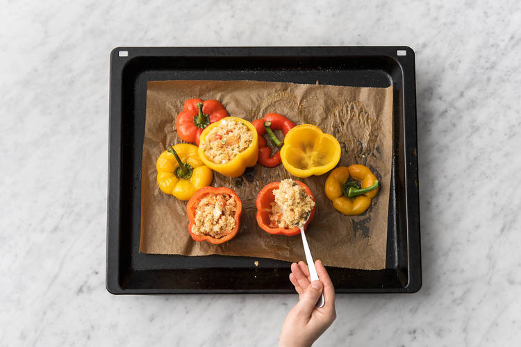Vul de paprika's met couscous