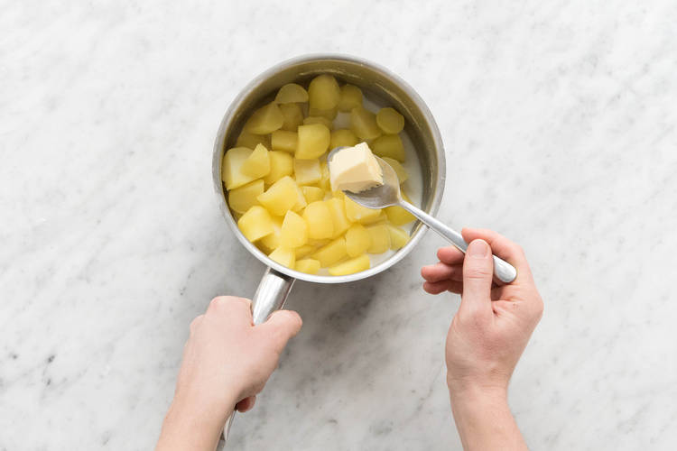 Butter zu den Kartoffeln geben