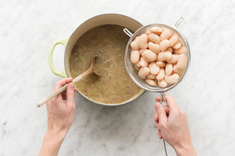 Riesenbohnen in die Suppe geben