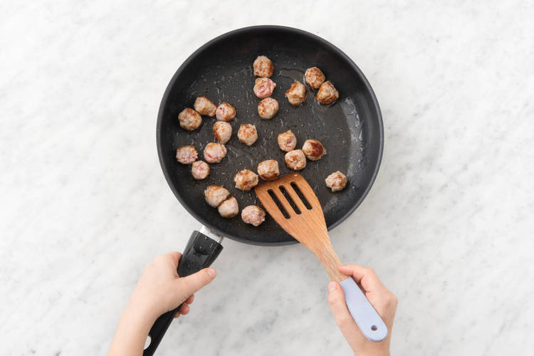 Fry sausage meat.